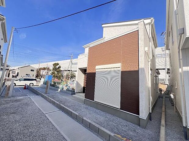 雨戸シャッター付きで、防災・防犯に心強いですね。