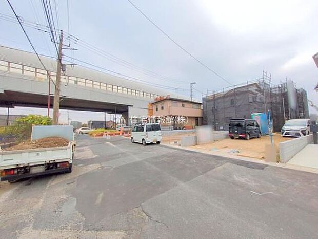 前面道路を含めた現地写真です。