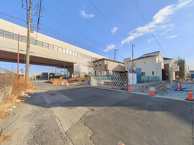 前面道路を含めた現地写真です。