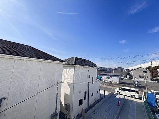 バルコニーからの眺望です。明るい陽射しを浴びながらゆったりと過ごすのも良いですね。