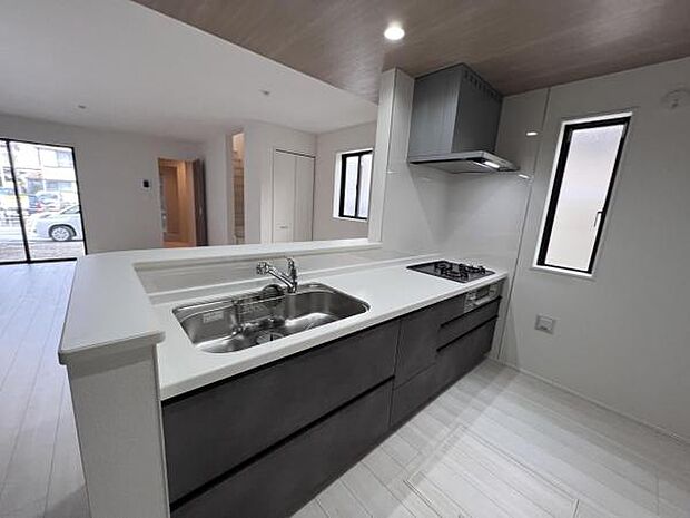 料理の時間が楽しくなるキッチンスペースです作業スペースが広く家事動線をゆったりと確保できるキッチン