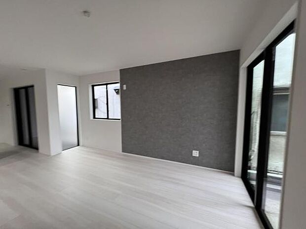 お食事中もキッチンと会話が楽しめるダイニングスペーゆったりとした開放的なダイニングキッチンスペースで