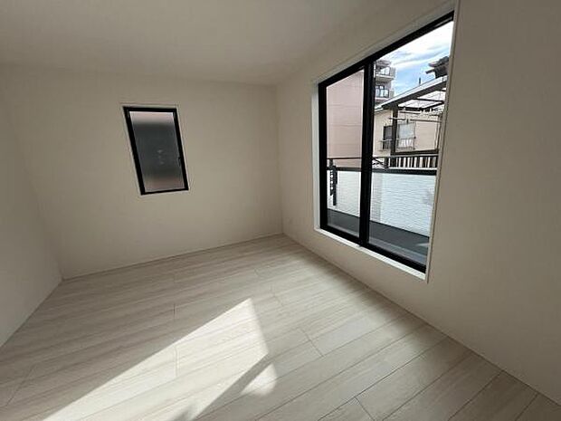 寝室にもご利用いただける居室スペースです明るい広々とした主寝室でご家族ゆっくりお休みになれま