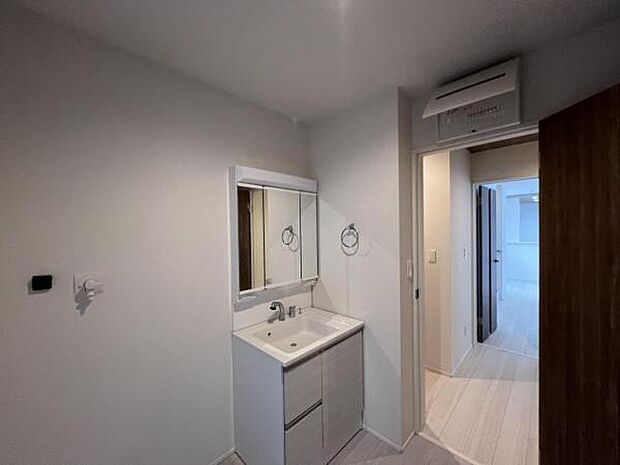 洗面化粧台です。朝の身支度から1日が始まります。収納力と機能性に優れたお手入れラクラク洗面化粧台です