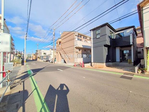 前面道路を含めた現地写真です。