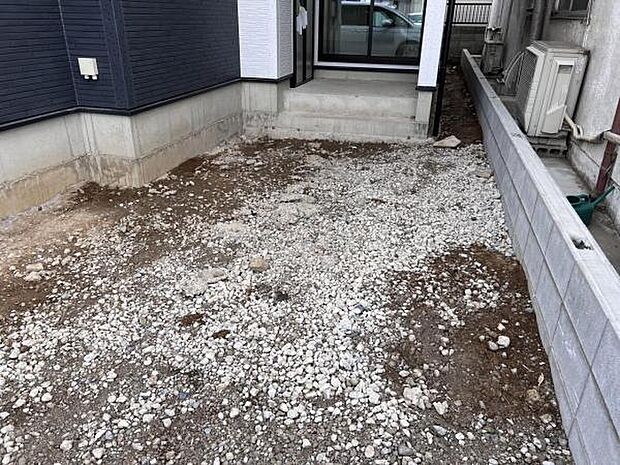 駐車場ももちろん完備しておりますのでお車所有の方にも心強いです駐車場です前面道路との高低差も少なく