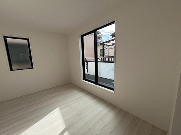 自分好みのアレンジで居心地の良い空間になりそうです洋室は風通しが良く明るく快適な空間ですゆったりと読