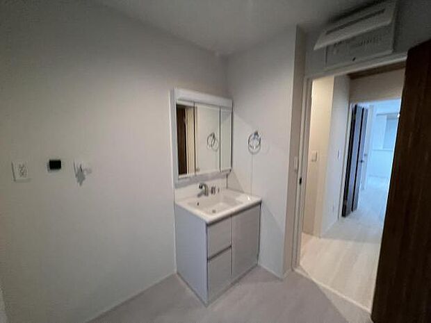 脱衣所は小さなお子様がいるご家庭にも重宝されます。快適で清潔感がある脱衣スペースです。