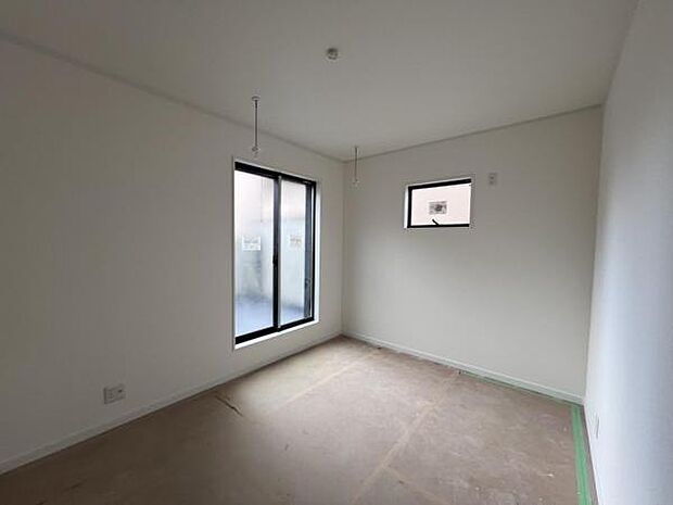 寝室にもご利用いただける居室スペースです明るい広々とした主寝室でご家族ゆっくりお休みになれま