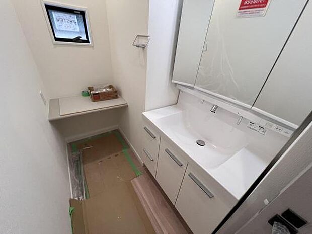 洗面化粧台です。朝の身支度から1日が始まります。収納力と機能性に優れたお手入れラクラク洗面化粧台です