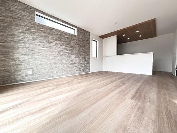 お食事中もキッチンと会話が楽しめるダイニングスペース。