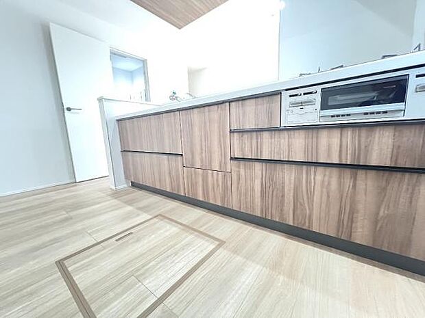 リビングが見渡せ、料理中も会話が弾む対面式キッチンです。