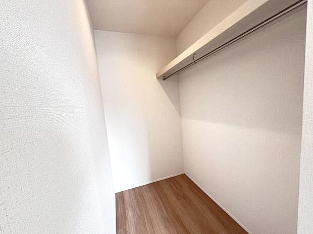 ウォークインクローゼットがあり収納スペースも豊富。季節物もスッキリ片付きそうです。