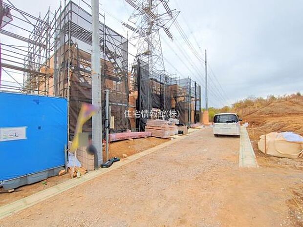 前面道路を含めた現地写真です。