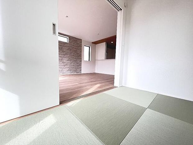 直接布団を敷いて寝ることができる和室。寝具が収納できる押入付きです。