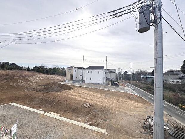 バルコニーからの眺望です。明るい陽射しを浴びながらゆったりと過ごすのも良いですね。