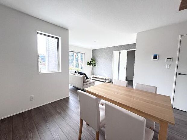 ご家族の温かい時間を演出するダイニングスペースです。