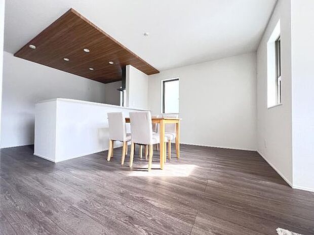 お食事中もキッチンと会話が楽しめるダイニングスペース。