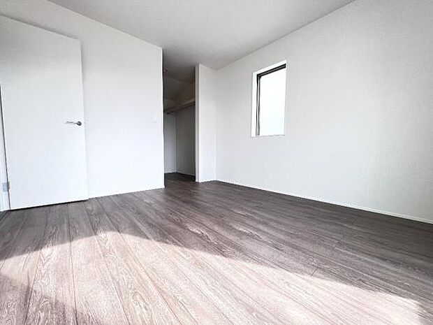 明るい広々とした主寝室でご家族ゆっくりお休みになれますね。