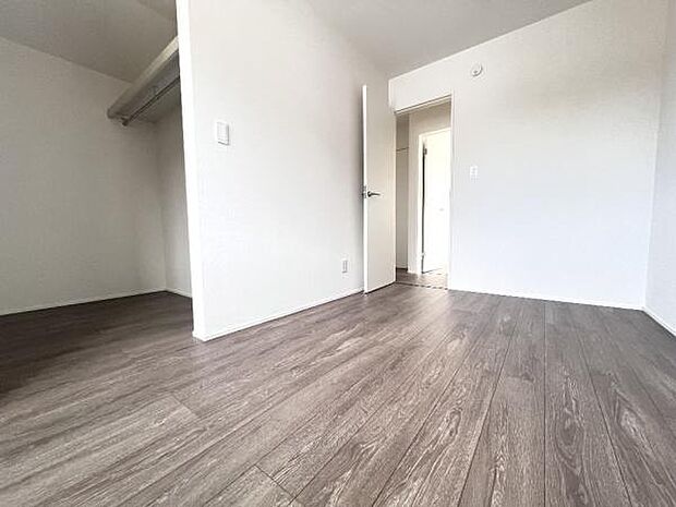 木の温もりが優しいフローリングの収納スペース付き洋室です。