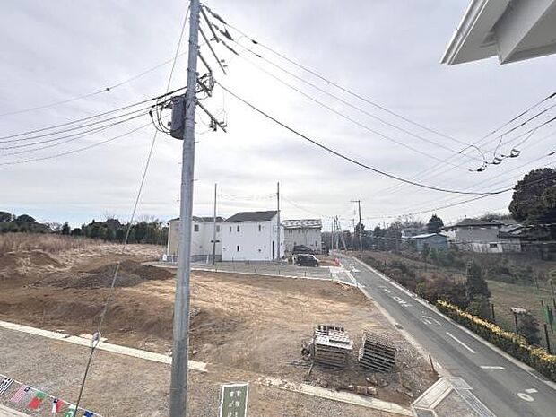 バルコニーからの眺望です。明るい陽射しを浴びながらゆったりと過ごすのも良いですね。