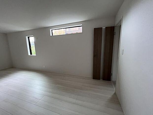 お食事中もキッチンと会話が楽しめるダイニングスペーゆったりとした開放的なダイニングキッチンスペースで