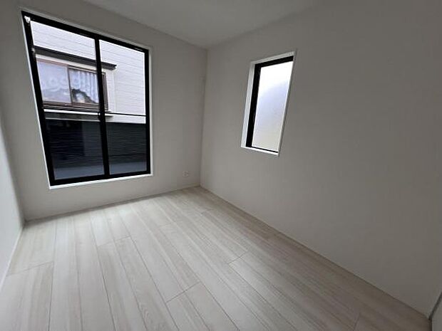 寝室にもご利用いただける居室スペースです明るい広々とした主寝室でご家族ゆっくりお休みになれま