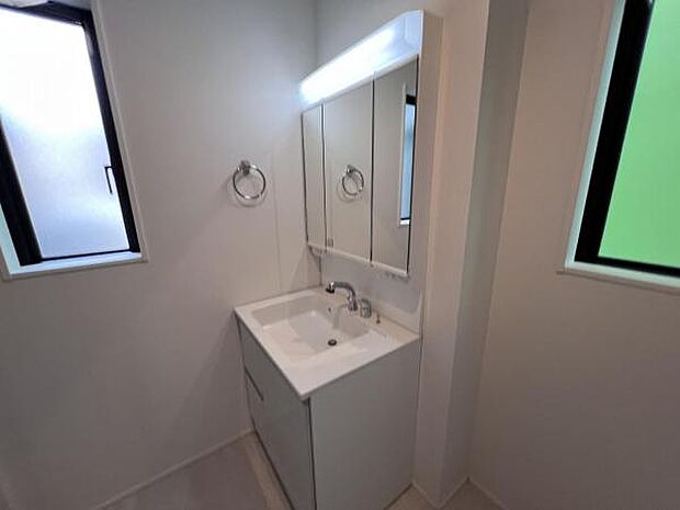 洗面化粧台です。朝の身支度から1日が始まります。収納力と機能性に優れたお手入れラクラク洗面化粧台です