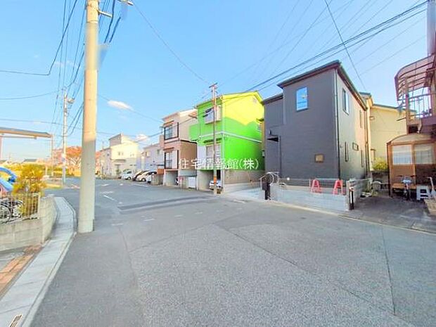 前面道路を含めた現地写真です。