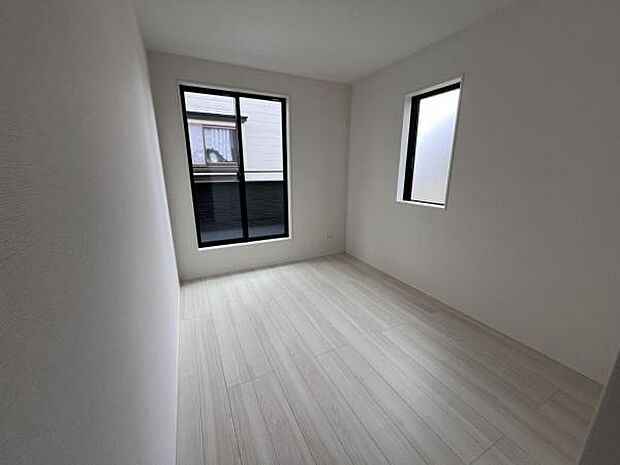 自分好みのアレンジで居心地の良い空間になりそうです洋室は風通しが良く明るく快適な空間ですゆったりと読