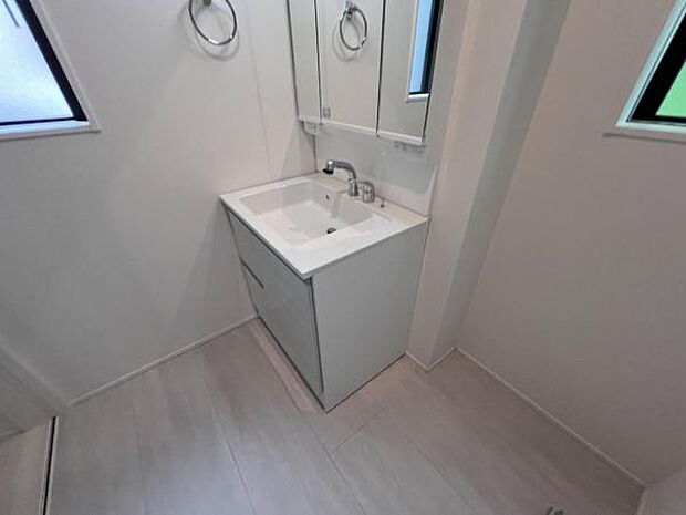 脱衣所は小さなお子様がいるご家庭にも重宝されます。快適で清潔感がある脱衣スペースです。