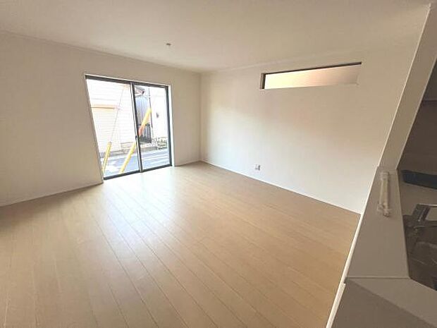 お食事中もキッチンと会話が楽しめるダイニングスペース。