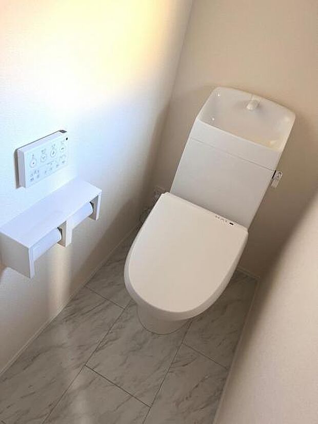 シャワー洗浄機能付のトイレは、清潔感が印象的な空間ですね。