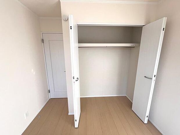 中の物を確認しやすく、取り出しやすい収納スペース。お部屋を広々とお使いいただけます。