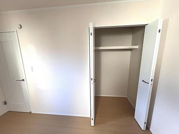 いつでもお部屋をスッキリお使い頂ける収納スペースを設置。
