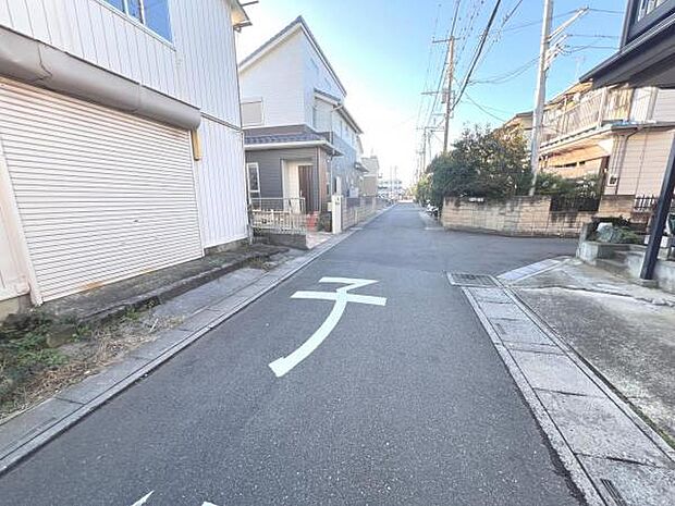 前面道路を含めた現地写真です。ぜひ周辺環境も併せてご覧ください。
