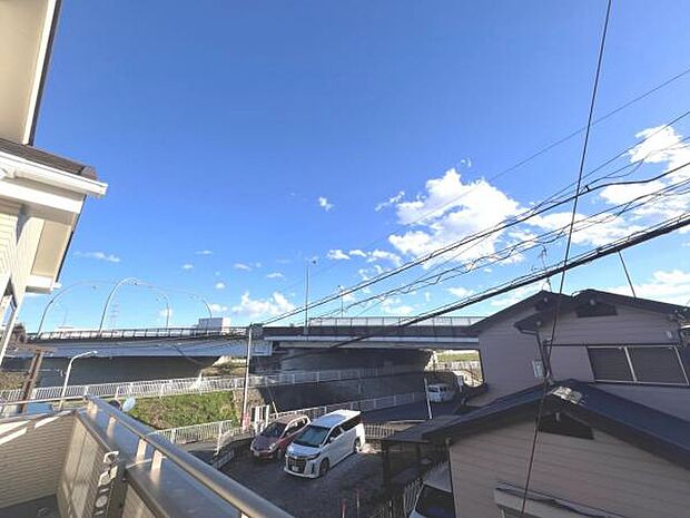 バルコニーからの眺望です。明るい陽射しを浴びながらゆったりと過ごすのも良いですね。
