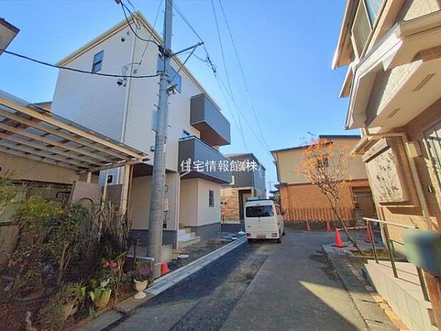 前面道路を含めた現地写真です。