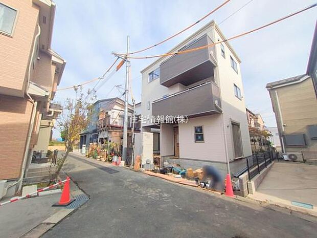 前面道路を含めた現地写真です。