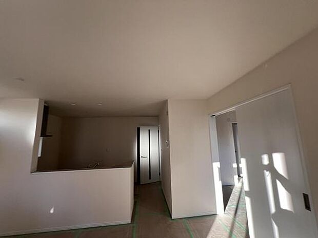 お食事中もキッチンと会話が楽しめるダイニングスペーゆったりとした開放的なダイニングキッチンスペースで