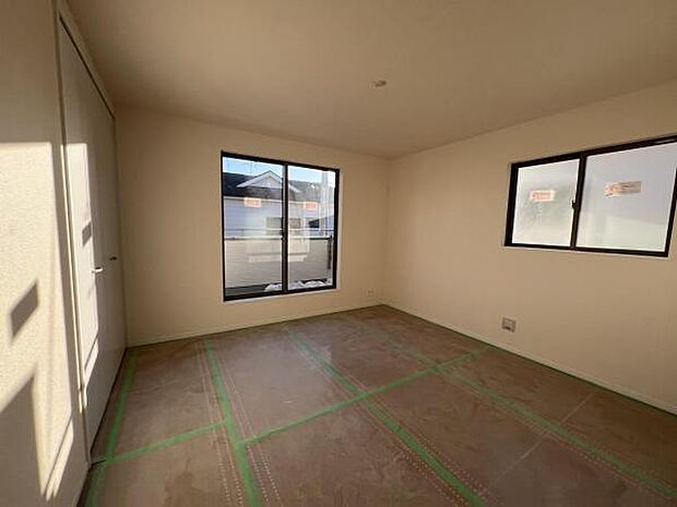 寝室にもご利用いただける居室スペースです明るい広々とした主寝室でご家族ゆっくりお休みになれま