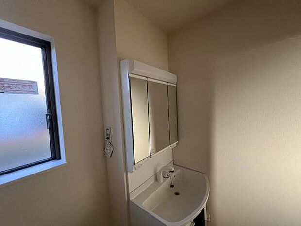 洗面化粧台です。朝の身支度から1日が始まります。収納力と機能性に優れたお手入れラクラク洗面化粧台です