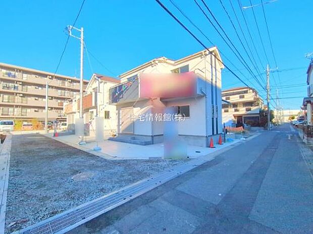 前面道路を含めた現地写真です。