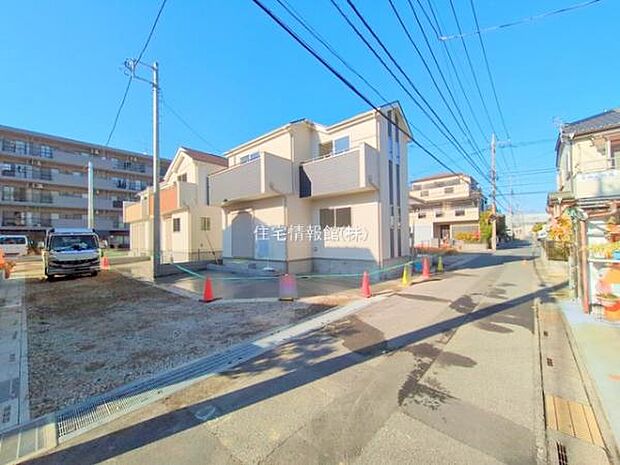 前面道路を含めた現地写真です。