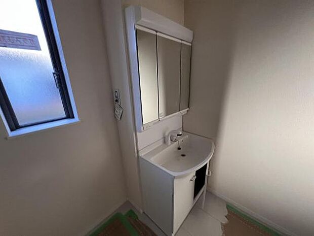 脱衣所は小さなお子様がいるご家庭にも重宝されます。快適で清潔感がある脱衣スペースです。