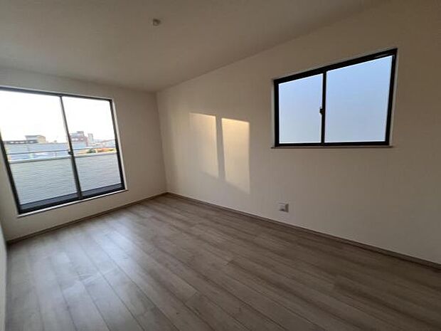 寝室にもご利用いただける居室スペースです明るい広々とした主寝室でご家族ゆっくりお休みになれま