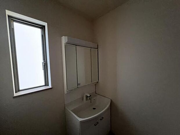 洗面化粧台です。朝の身支度から1日が始まります。収納力と機能性に優れたお手入れラクラク洗面化粧台です