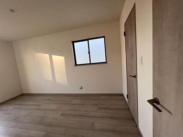 自分好みのアレンジで居心地の良い空間になりそうです洋室は風通しが良く明るく快適な空間ですゆったりと読