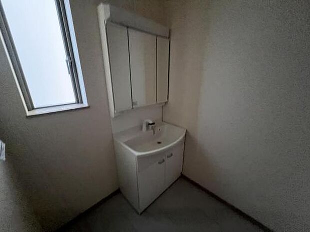 脱衣所は小さなお子様がいるご家庭にも重宝されます。快適で清潔感がある脱衣スペースです。