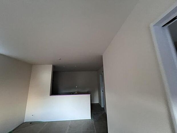 お食事中もキッチンと会話が楽しめるダイニングスペーゆったりとした開放的なダイニングキッチンスペースで